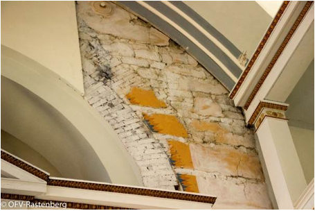 Offene Wand in der Kirche Rastenberg