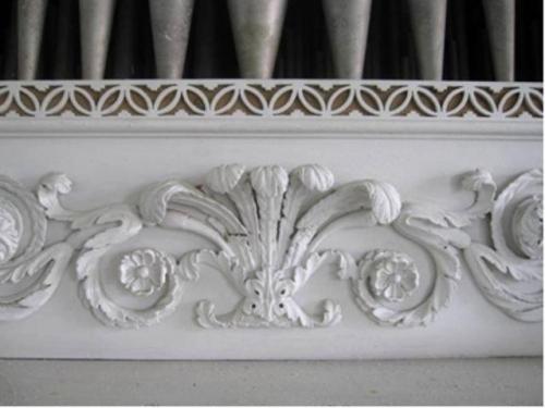 Verzierung im unteren Mittelteil des Orgelprospektes.